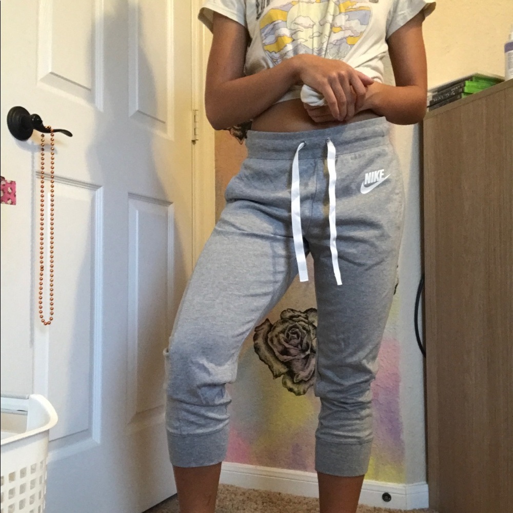 Cropped Nike sweatpants